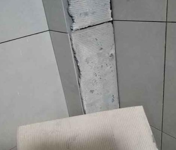 普陀瓷砖空鼓维修公司分享下厨房瓷砖脱落的补救措施。